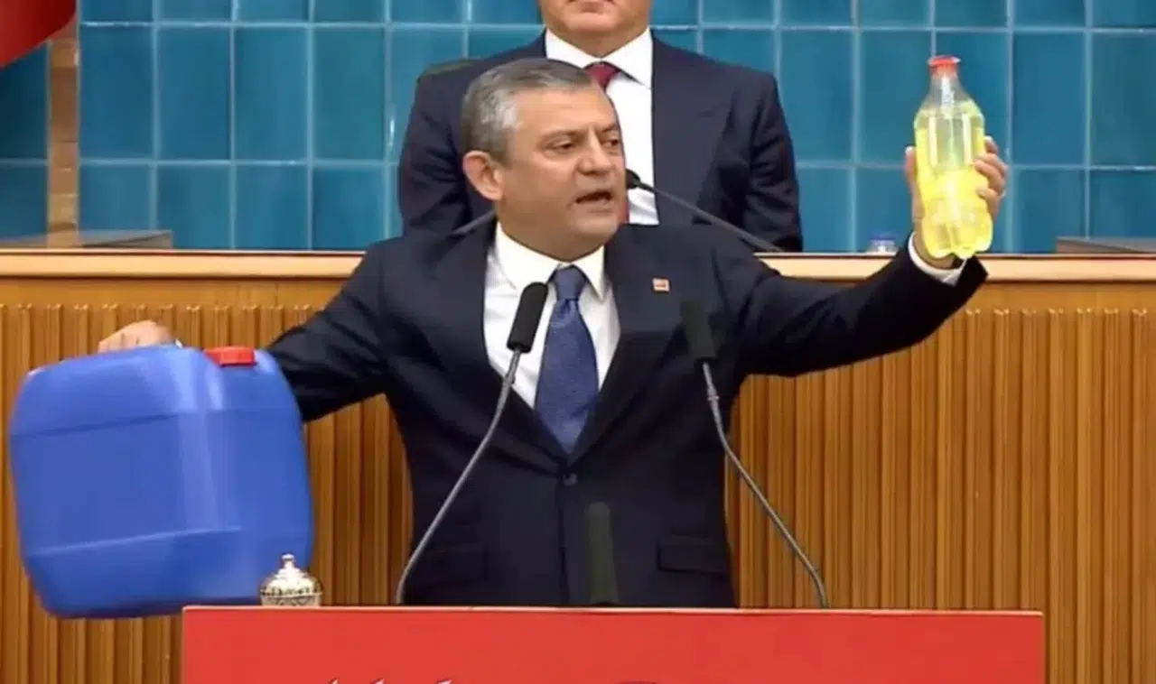 CHP lideri Özel eline şişeyi alıp kürsüye çıktı