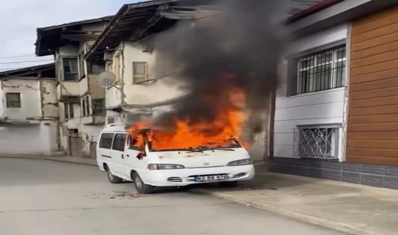Çıkan yangında minibüs küle döndü