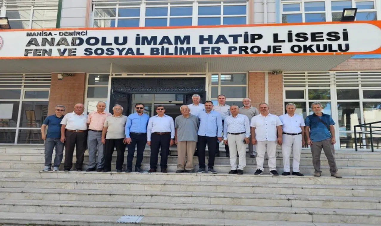 Demirci İmam Hatip mezunları yıllar sonra buluştu