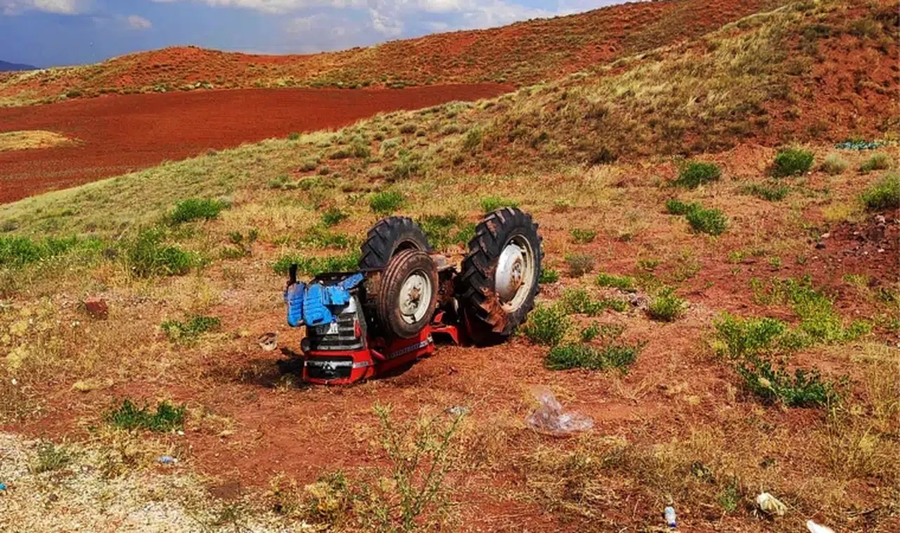 Feci traktör kazasında 1 kişi öldü, 1 kişi ağır yaralandı