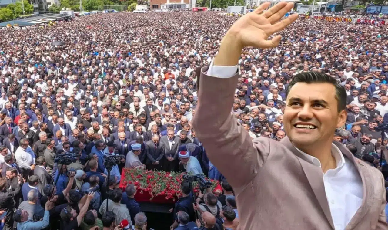 Ferdi Zeyrek'in cenaze namazında Manisalılar meydana sığmadı