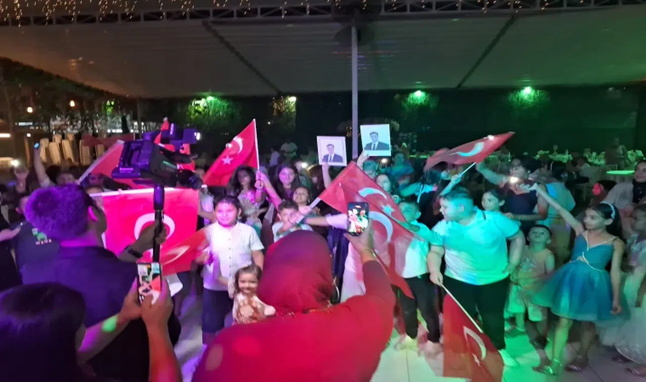 Gazili öğrenciler mezuniyette Ferdi Zeyrek'i andı 