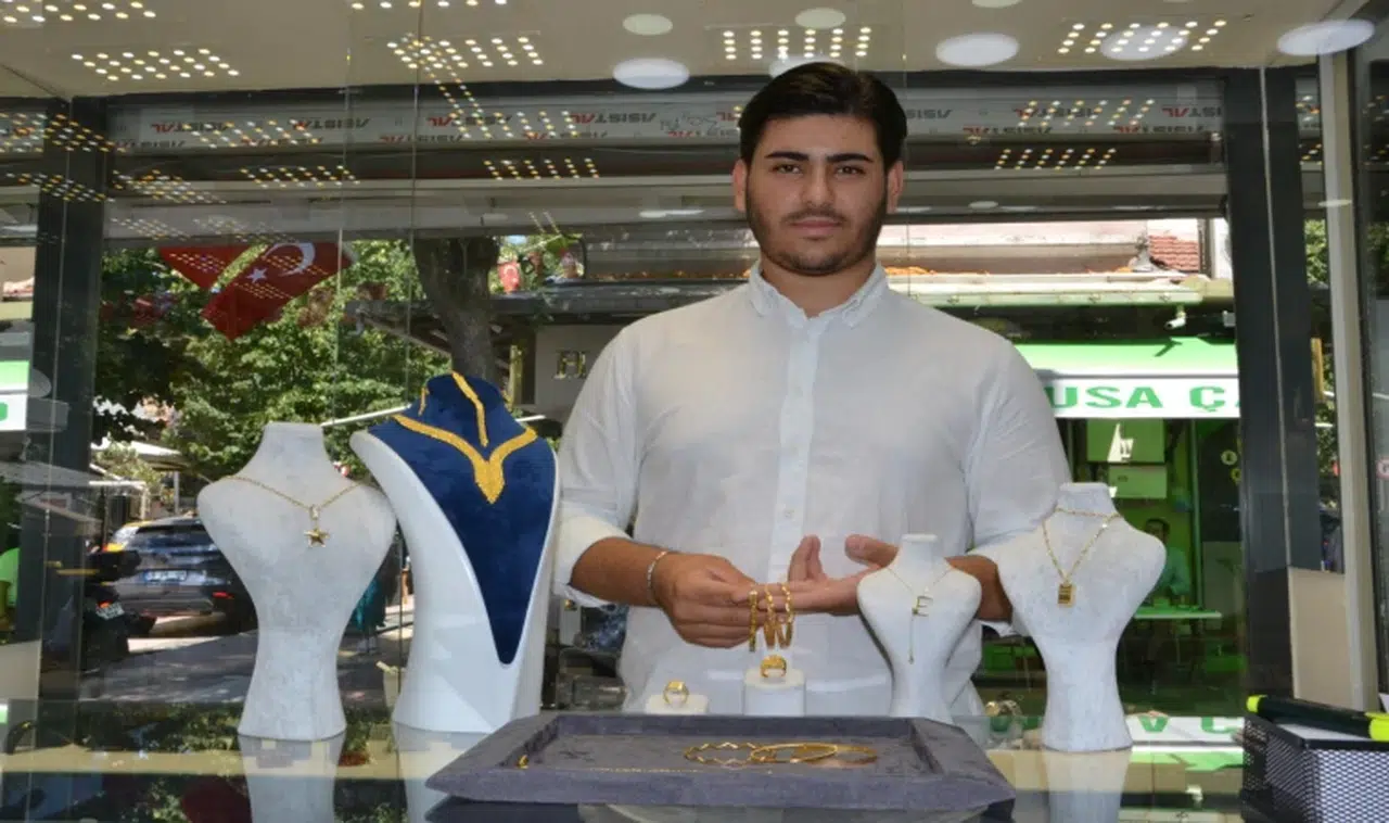 Genç girişimci Yunus Emre Akagündüz 17 yaşında kuyumculuk sektörüne girdi 