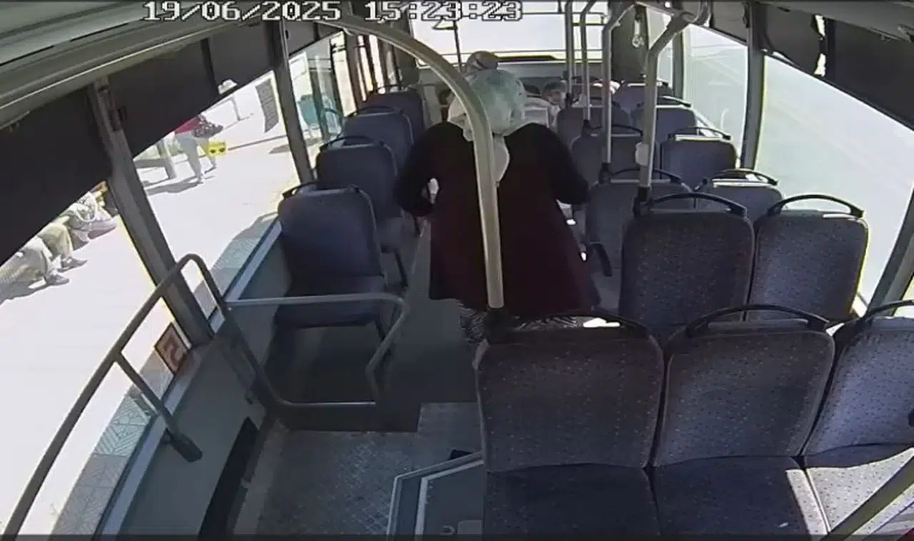 Halk otobüsünde bulunan altın ve paralar sahibine teslim edildi 