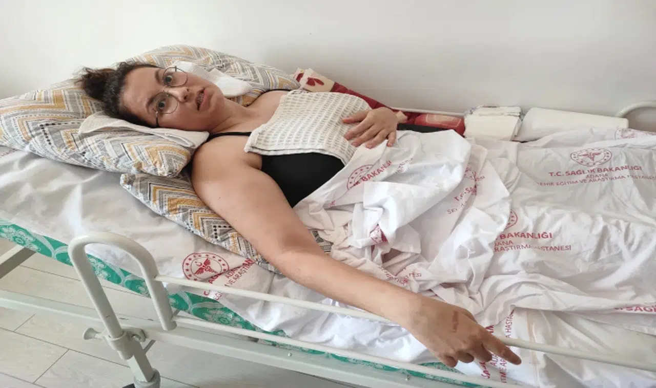 İddiasına göre eşi tarafından balkondan atıldı
