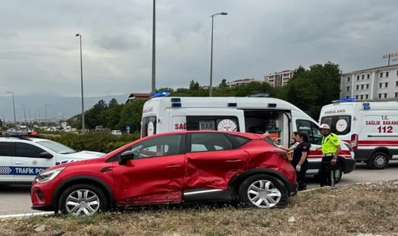İki otomobil kavşakta çarpıştı: 3 yaralı