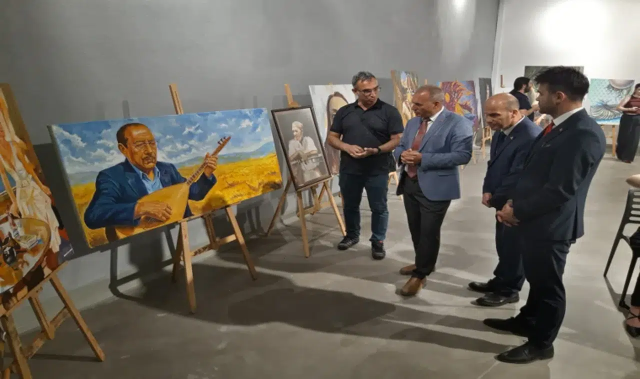 Liseli öğrencilerin eserleri sergilendi