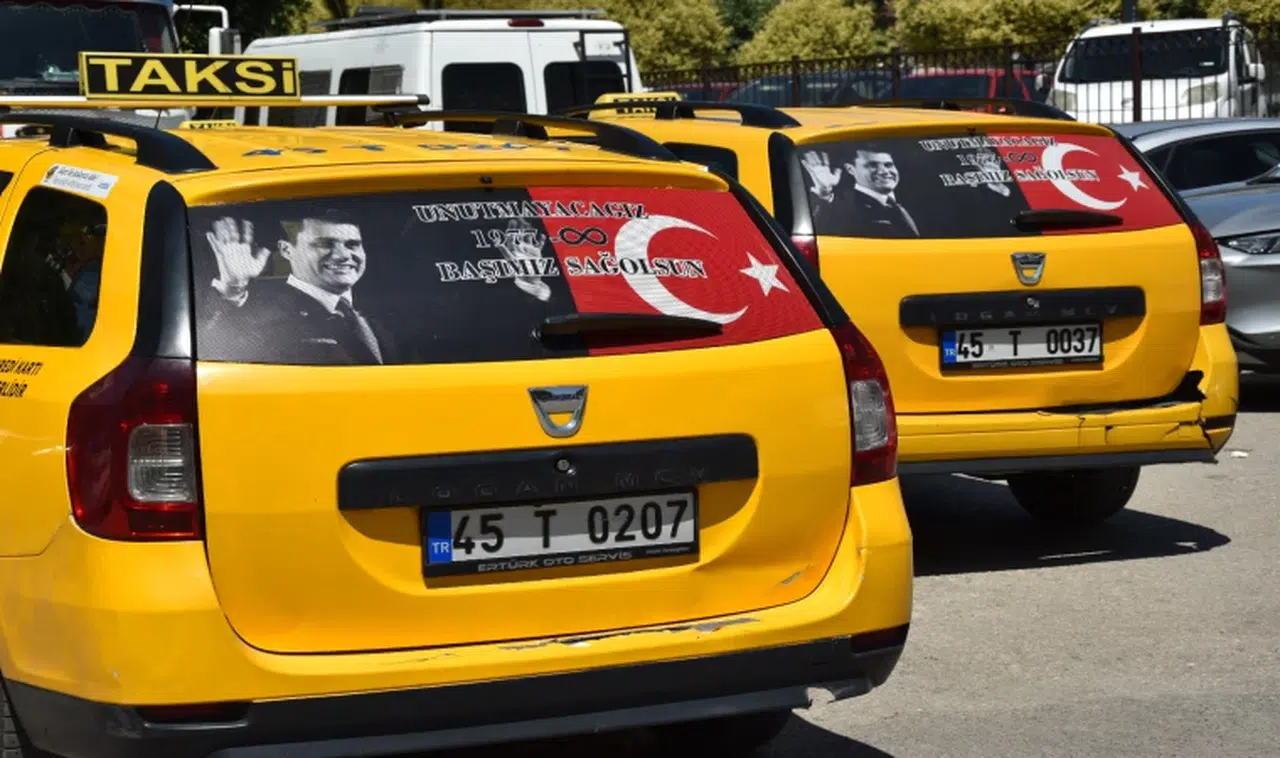 Başkan Zeyrek’in fotoğrafını ve “Unutmayacağız” yazısını astılar 