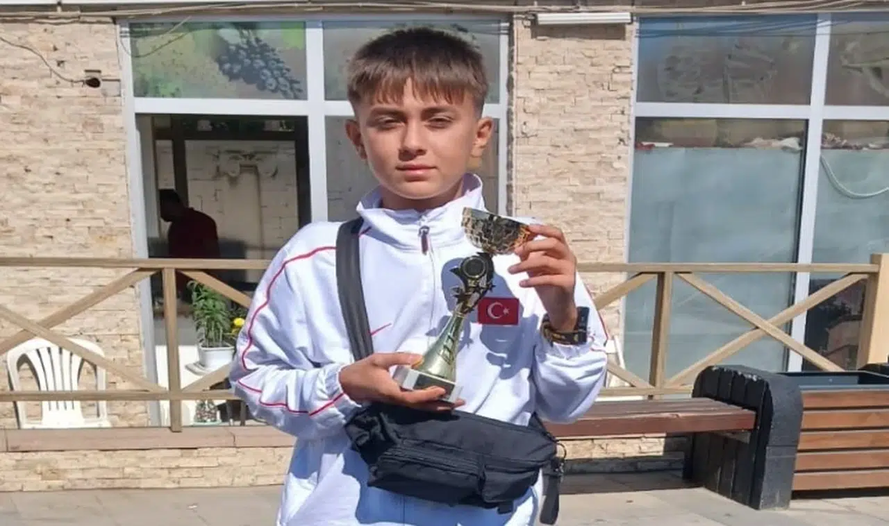 Manisalı sporcu bir ödül de okul yönetiminden aldı