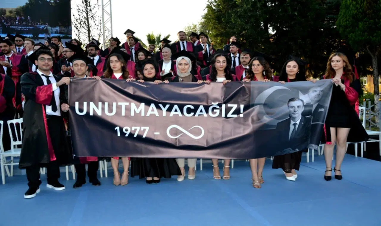 Mezun olan doktorlar Ferdi Zeyrek’i andı 
