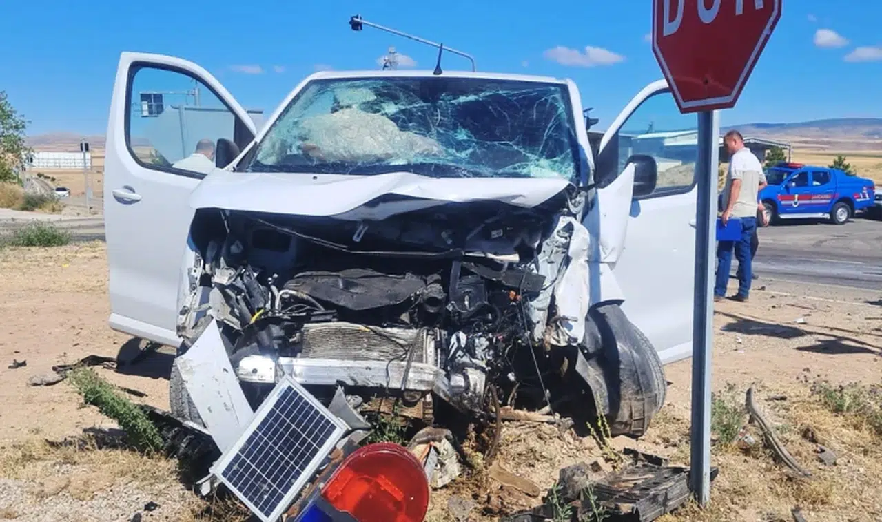 Minibüs ile hafif ticari araç çarpıştı: 6 yaralı