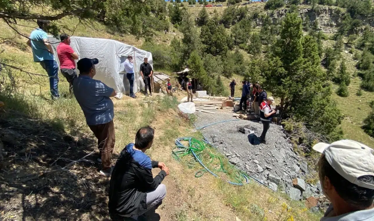 Oltu'da maden ocağı çöktü: 3 ölü
