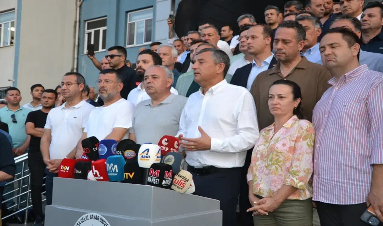 ÖZGÜR ÖZEL: MANİSA’NIN BAĞRINA BASTIĞI BAMBAŞKA BİR İNSANI KAYBETTİK