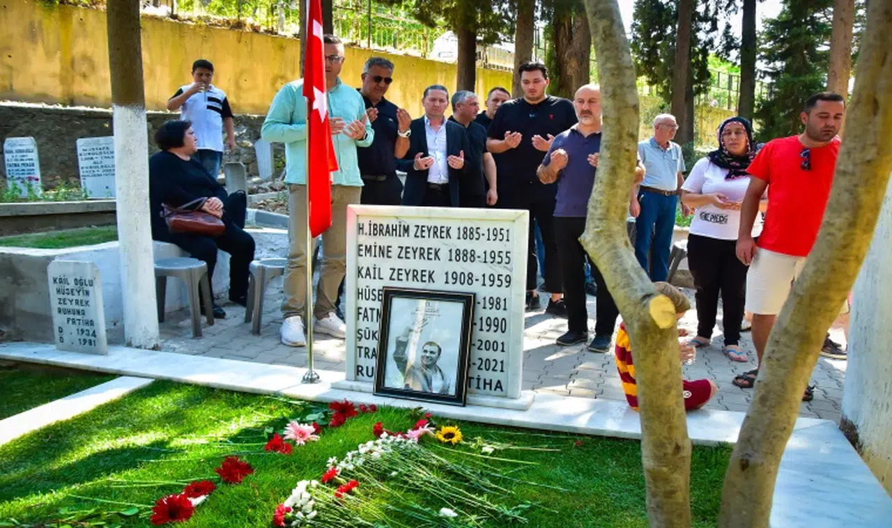 Şampiyon Hentbolcular, Kupayla Merhum Başkan Ferdi Zeyrek’in kabrini ziyaret etti