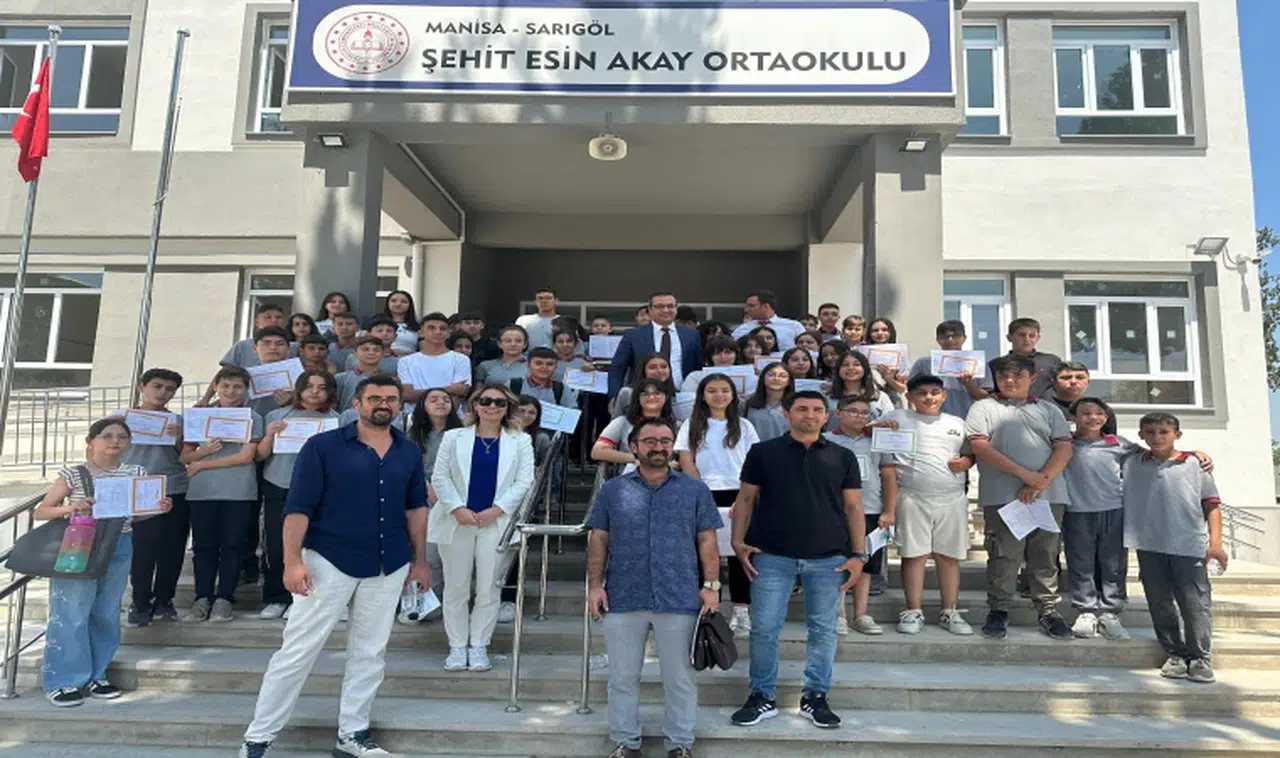 Sarıgöl'de öğrencilerin karne heyecanı