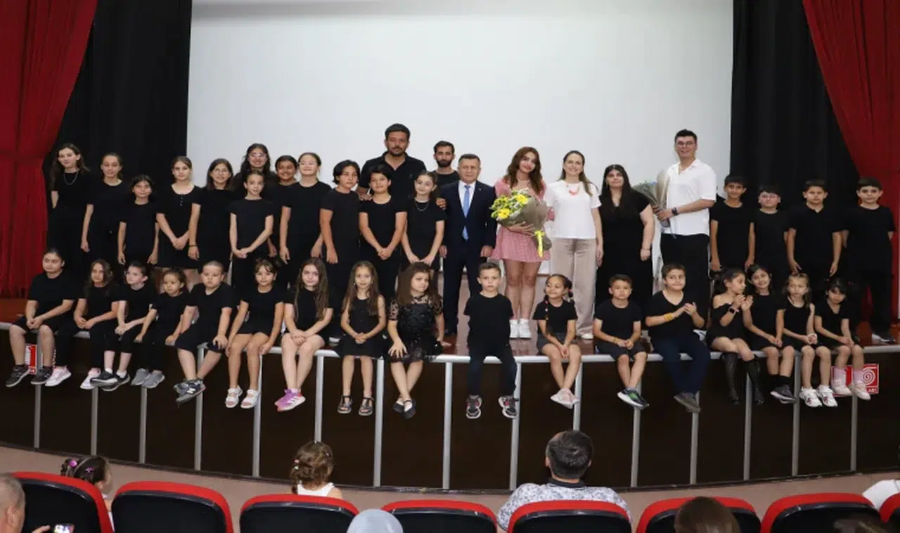 Saruhanlı’da ‘Ah Şu Gençler’ Ayakta Alkışlandı