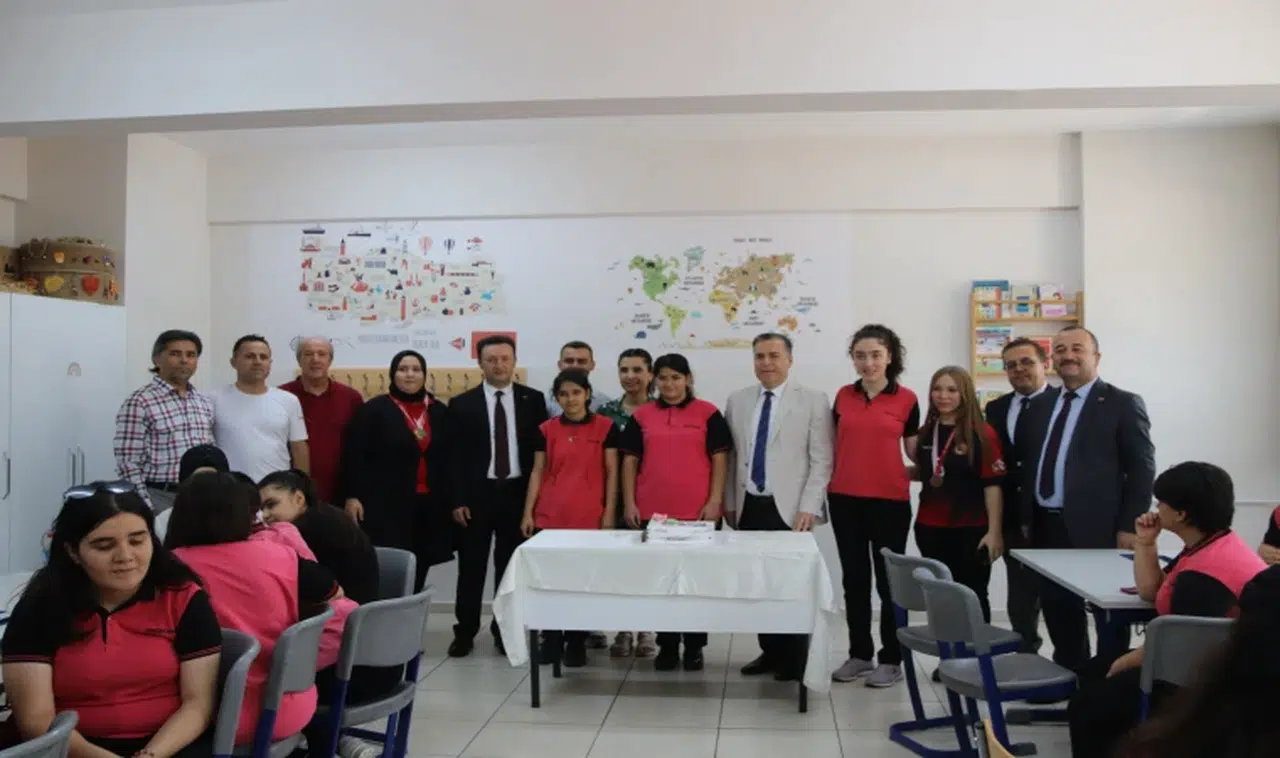 Turgutlu'da 33 bin 776 öğrenci karne heyecanı yaşadı