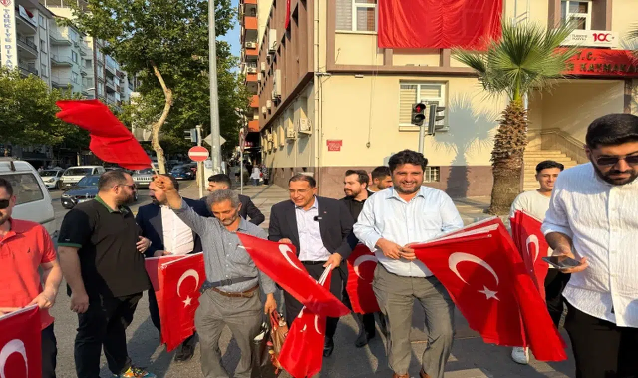AK Parti Şehzadeler’den vatandaşlara Türk bayrağı 