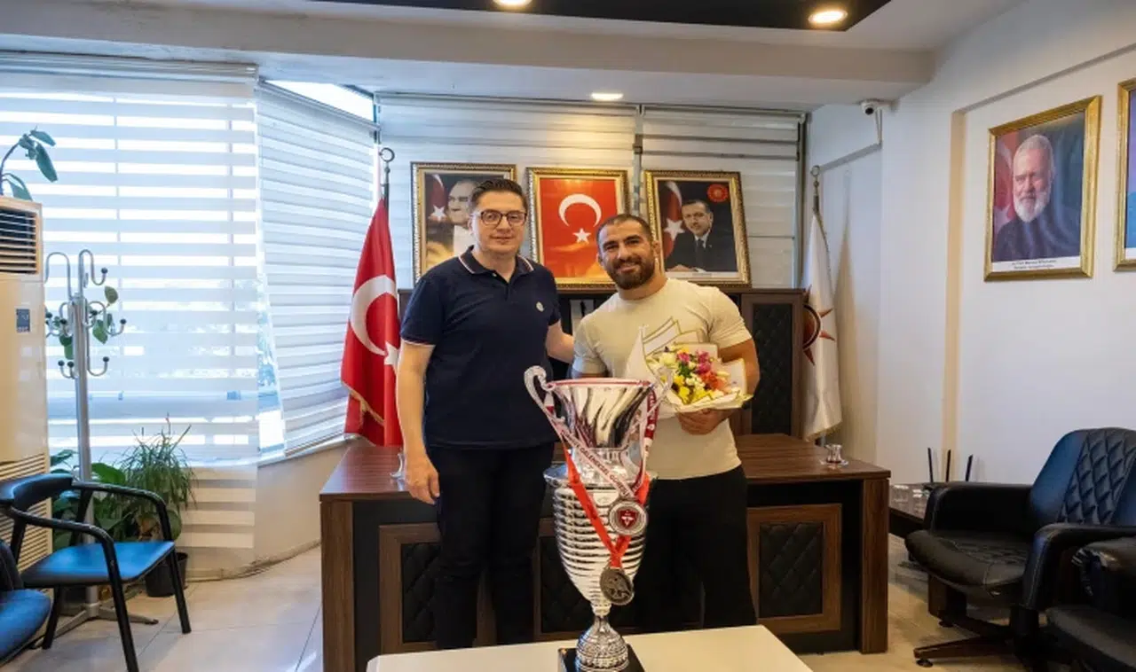 Akhisar’ın Gururu Feyzullah Aktürk, AK Parti İlçe Başkanlığı’nda Ağırlandı