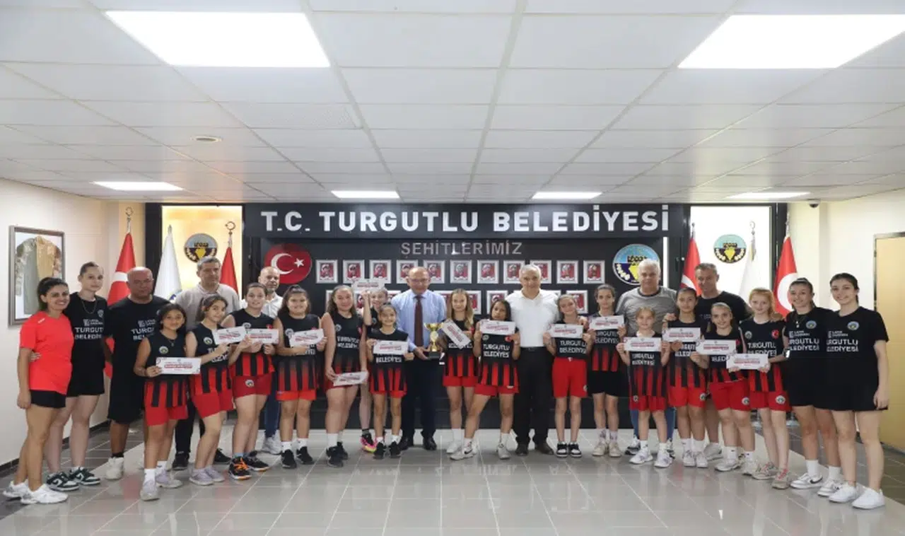 Aldıkları kupayı Başkan Akın'a götürdüler