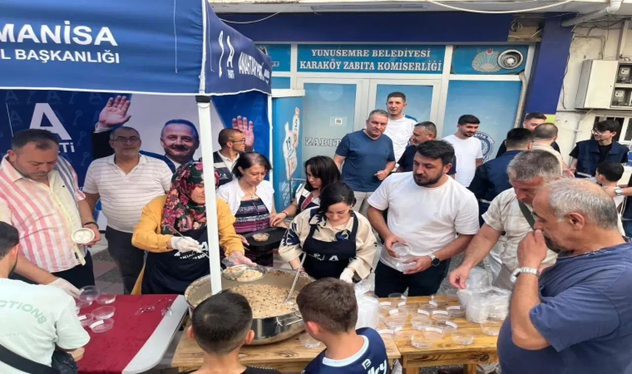 Anahtar Parti Yunusemre İlçe Başkanlığından aşure hayrı 