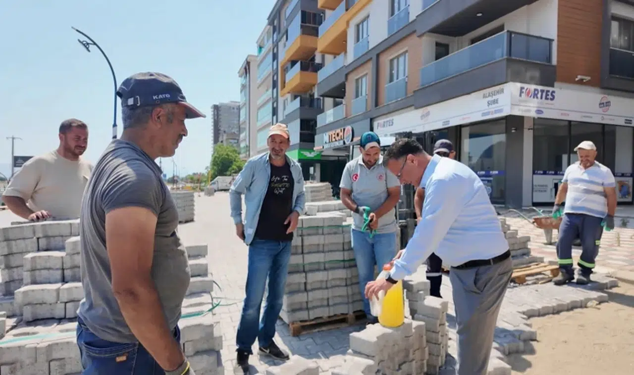 Başkan Öküzcüoğlu, taş döşeyen işçilere limonata ikram etti