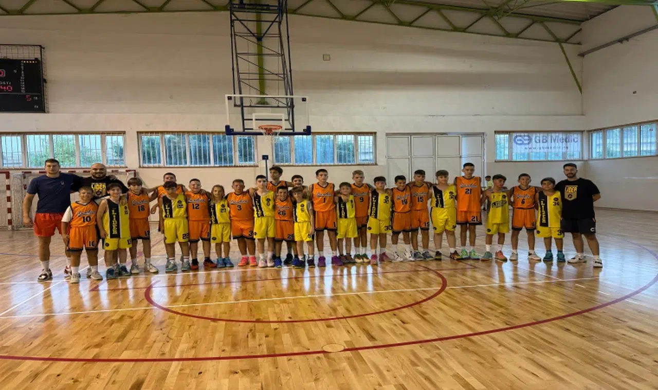 Basketbolda iki farklı kategoride kupa kazandılar
