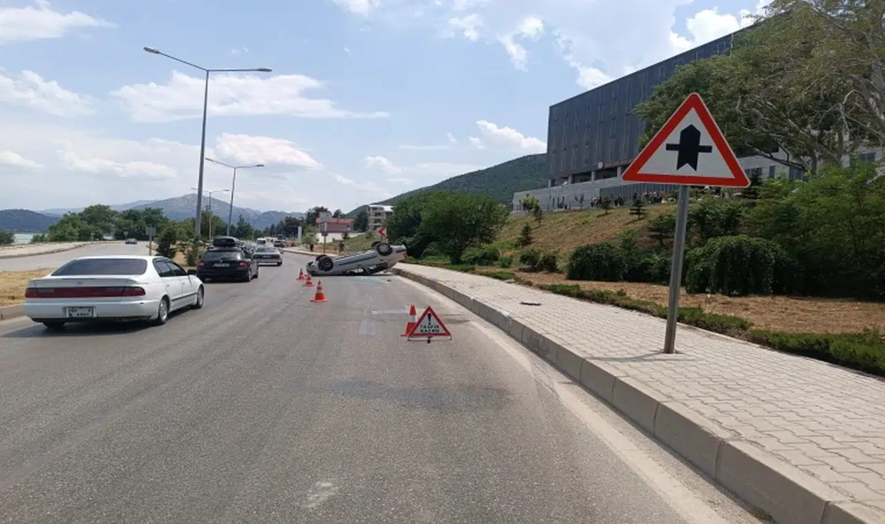 Bordür taşına çarpıp takla attı: 1 yaralı