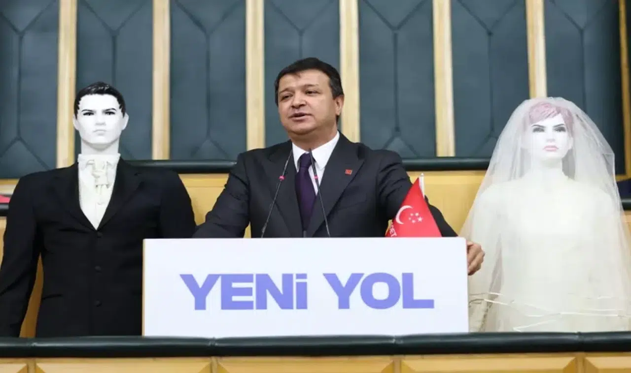 Böyle protesto görülmedi! Kürsüye mankenlerle çıktı