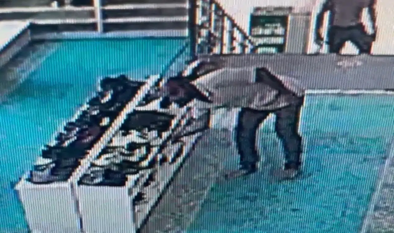 Camiye gelenlerin ayakkabısını çalmış