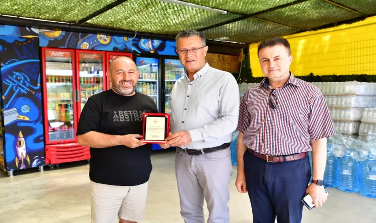 Çevreci bakkala Başkan Öküzcüoğlu'ndan plaket