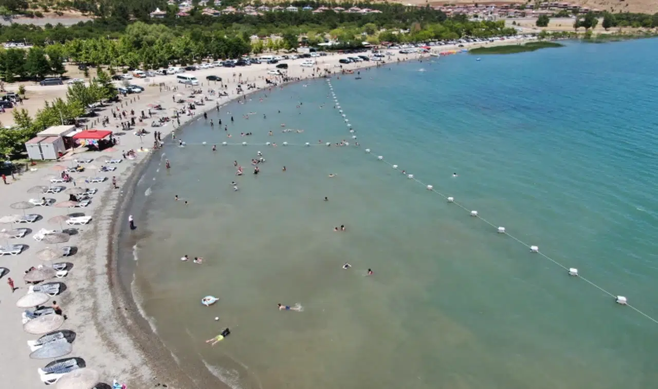 Denizin ortasında kalp krizi geçirdi