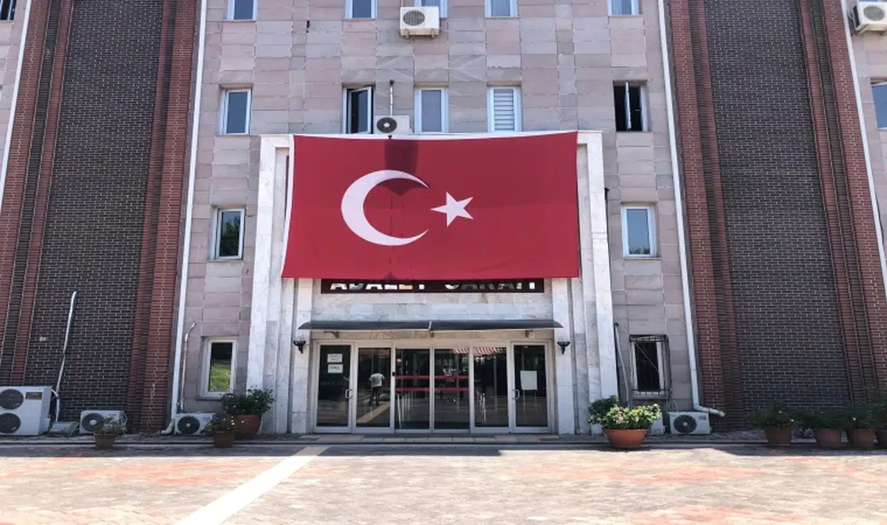 Erkek arkadaşını tornavidayla ağır yaraladı