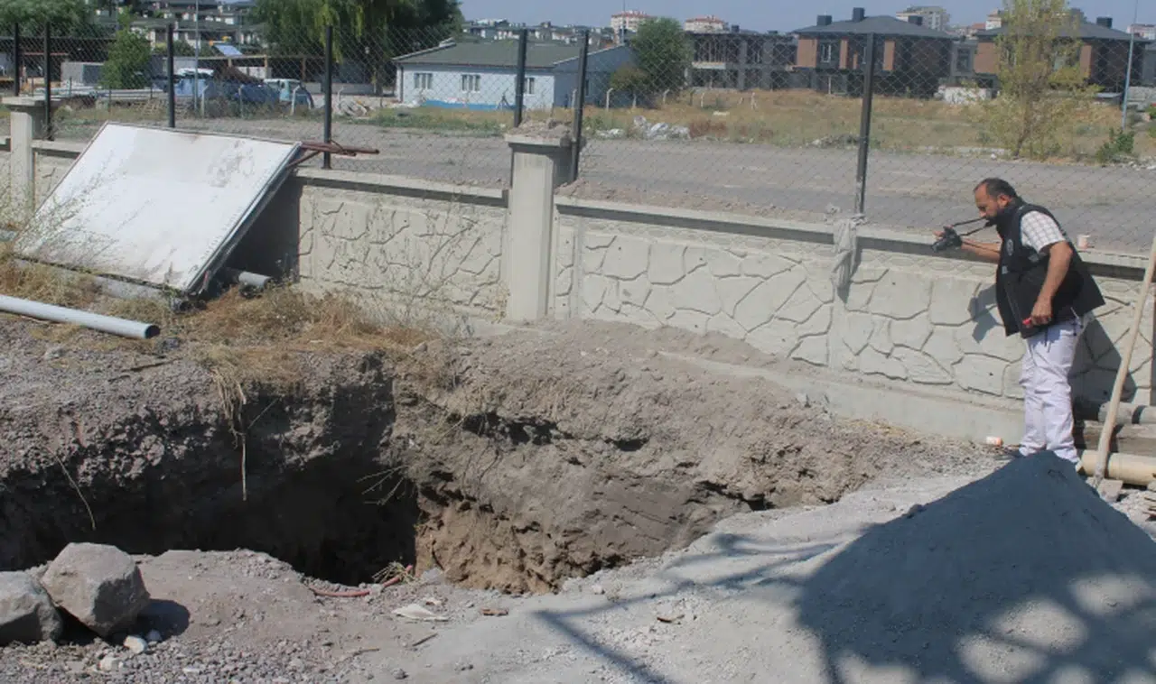Foseptik çukuru inşaatında üzerine taş düşen işçi feci halde can verdi