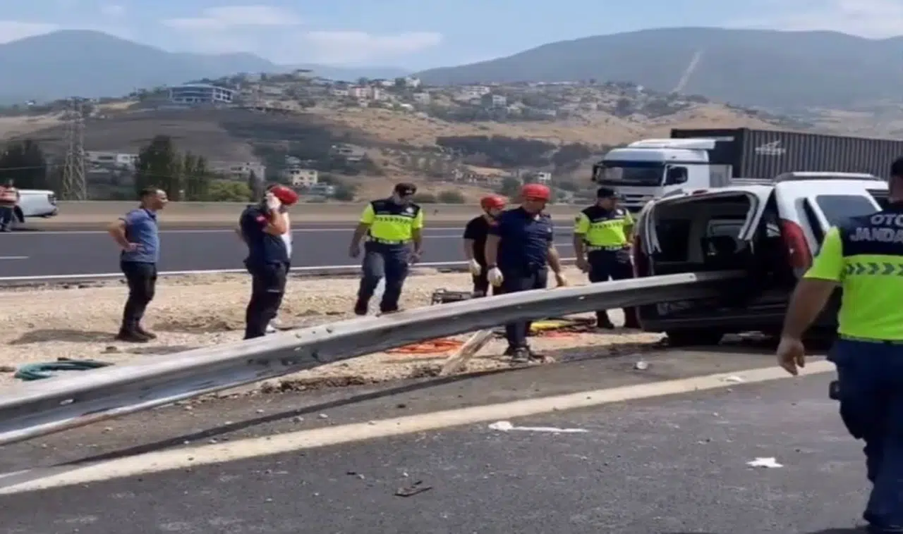 Hafif ticari araç bariyerlere ok gibi saplandı
