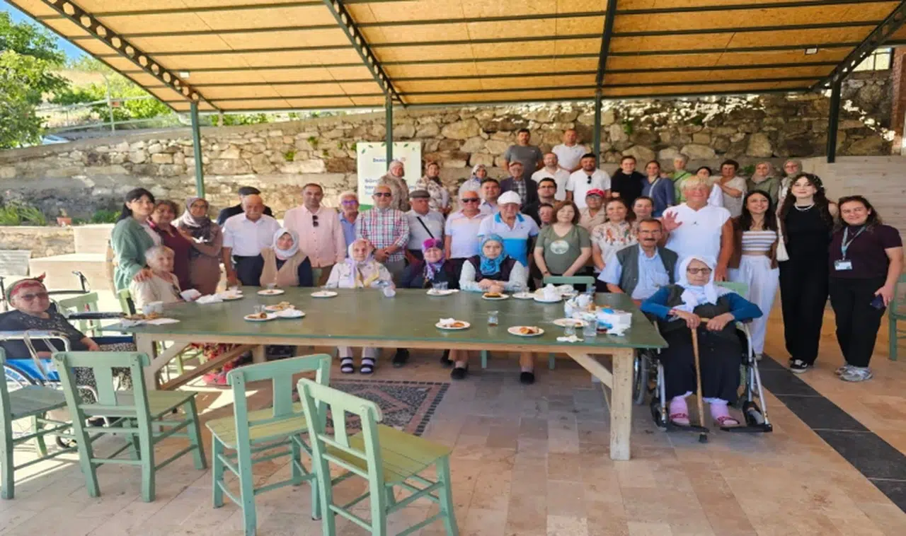 Huzurevi sakinleri Demirci’ye hayran kaldı