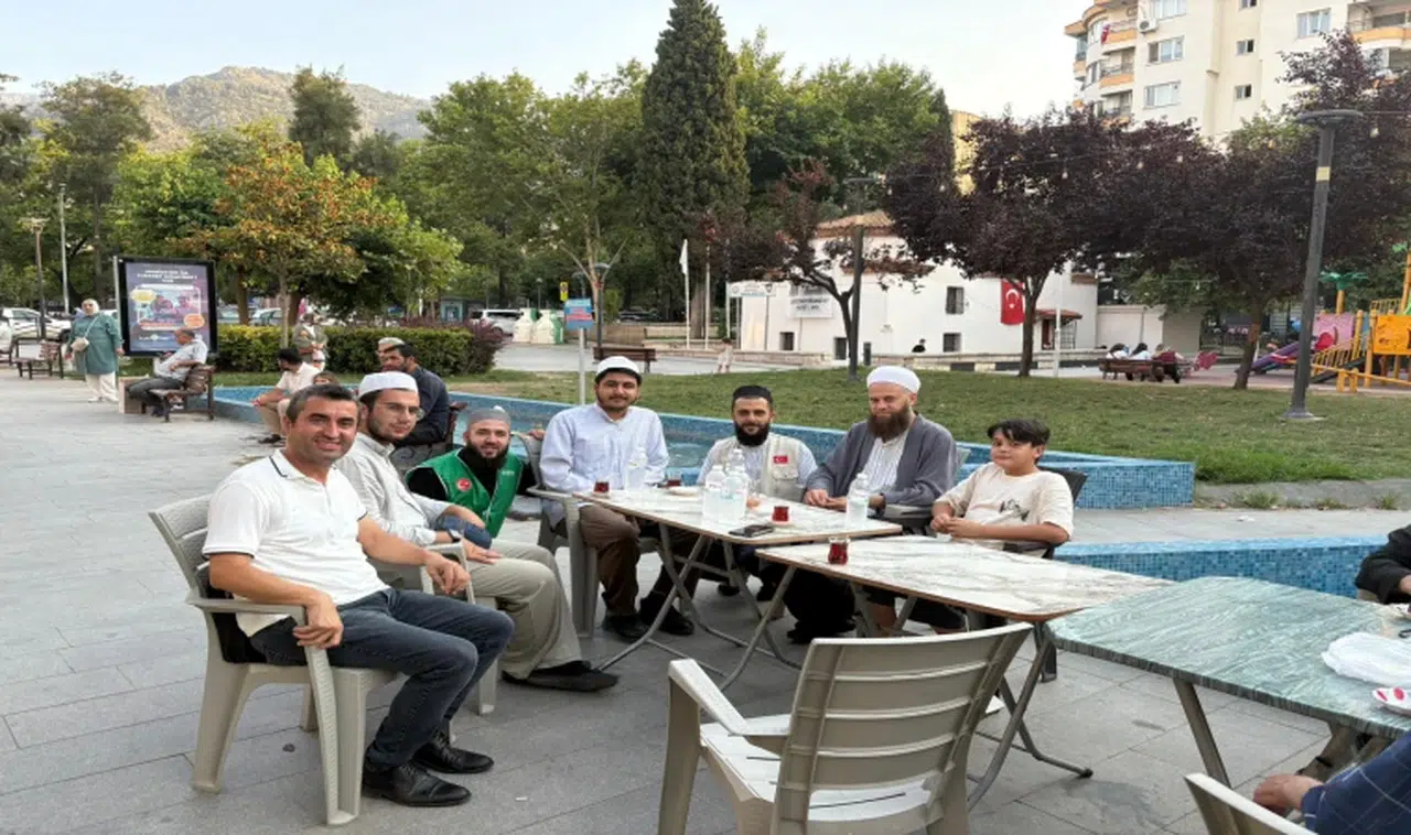 İDDEF MANİSA’DA ŞEHİTLER ANISINA LOKMA HAYRI GERÇEKLEŞTİRDİ 