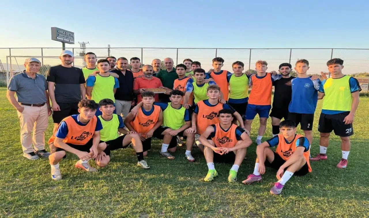 Kantinci Tefo’dan genç futbolculara baklava ikramı 