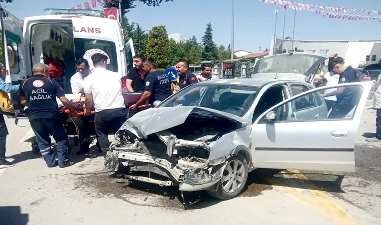 Kontrolden çıkan İki otomobil çarpıştı: 4 kişi yaralandı