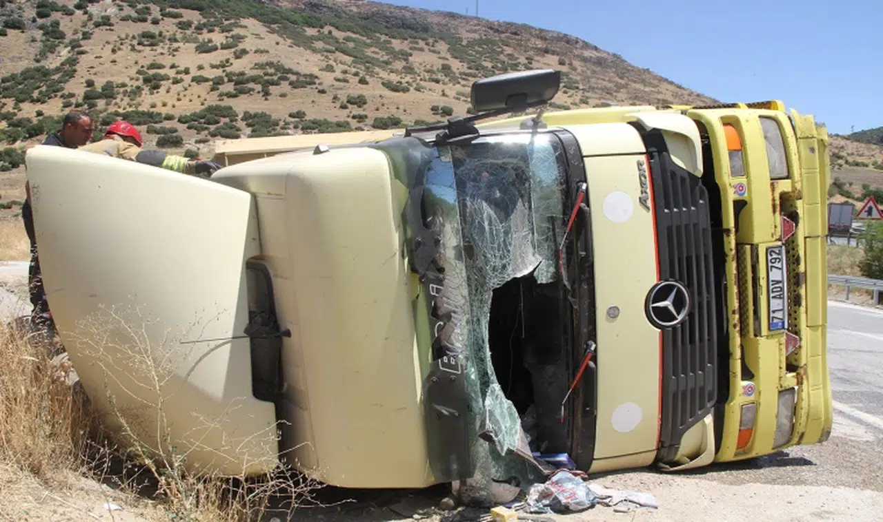 Kula'da kontrolden çıkan tır devrildi: 1 yaralı