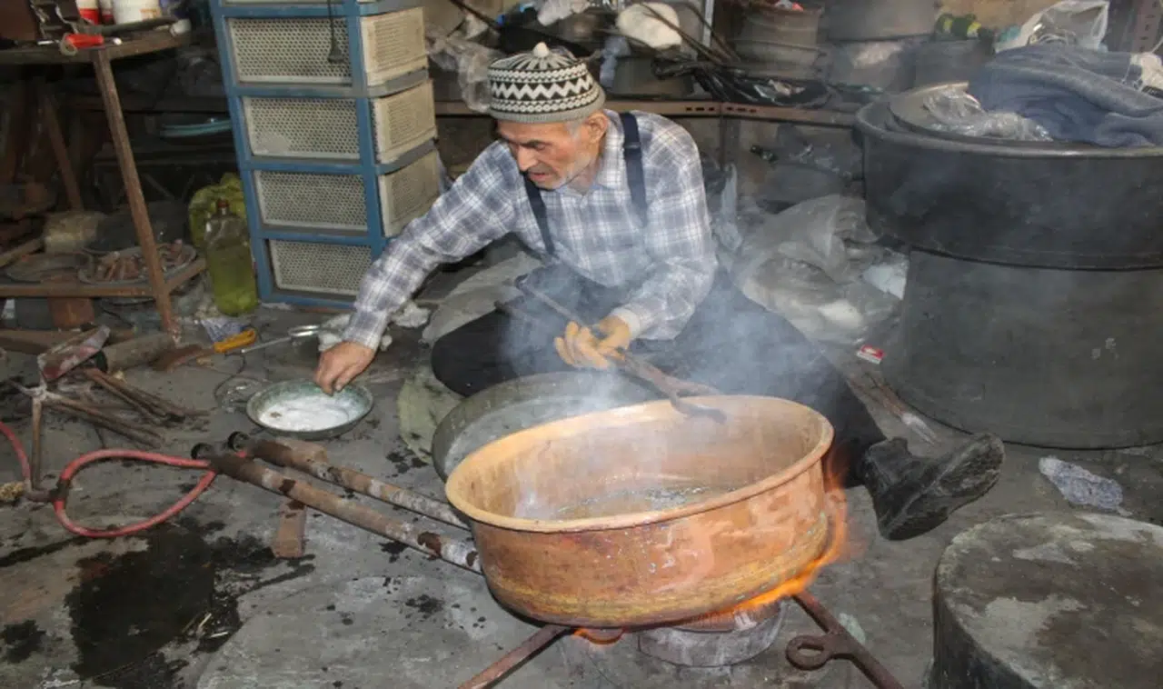 Kula’nın son bakırcısı tarihi geleneği yaşatıyor