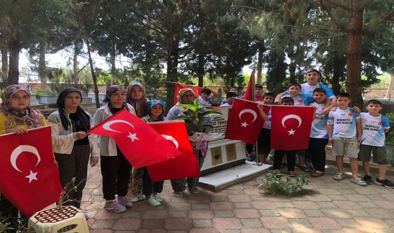 Kuran kursu öğrencileri şehidin mezarını ziyaret etti