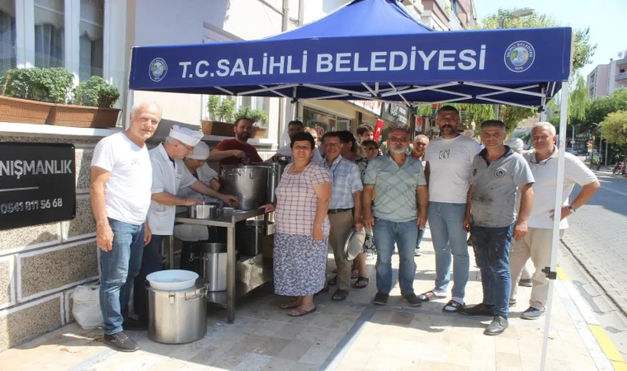 Kurudere esnafından aşure ikramı