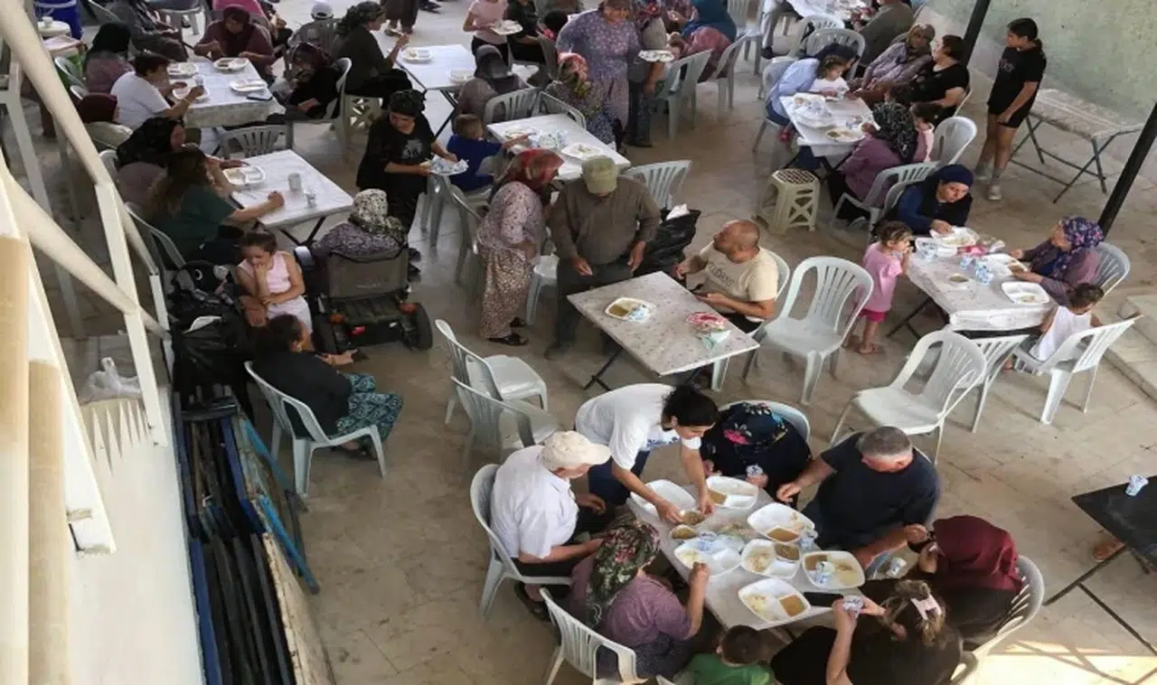 Manisa'da 2 bin kişiye tavuklu pilav ve aşure ikram edildi
