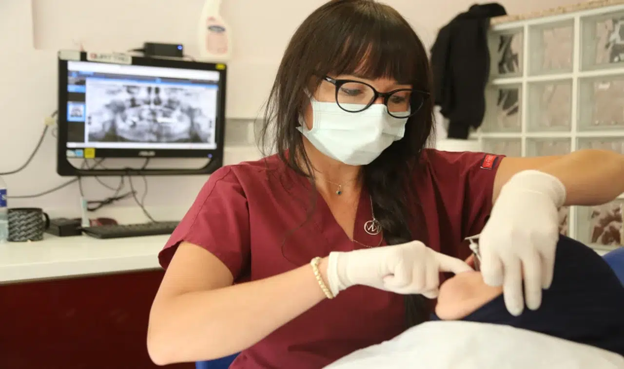 Manisa'da implant uygulaması devam ediyor