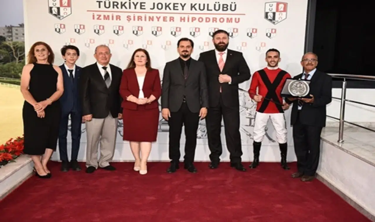 Manisalı jokey anısına yapılan koşunun şampiyonu Karizmatik