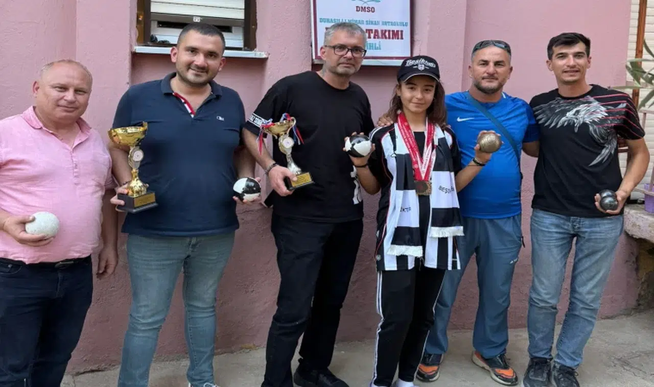 Manisalı şampiyona Beşiktaş forması hediye edildi