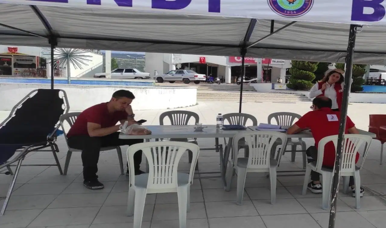 Manisalı vatandaşlar kan bağışında bulundu