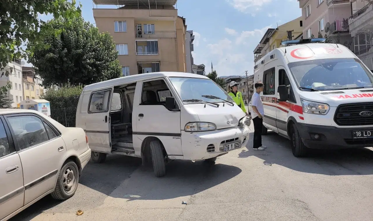 Motosiklet ile minibüs çarpıştı: 2 yaralı