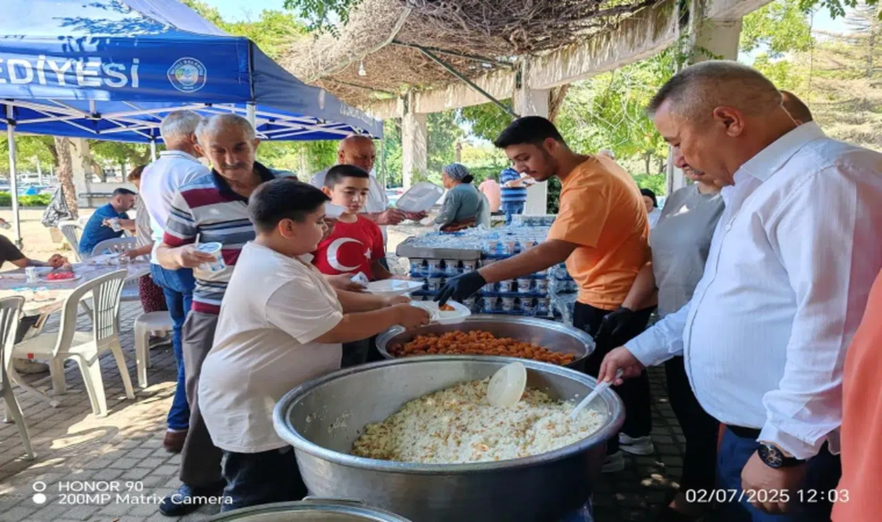 Muhtarlar Derneği’nden Zeyrek için pilav hayrı